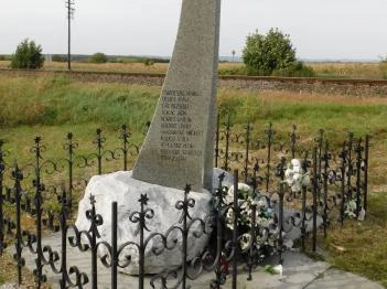 Pörbölyi Tragédia Emlékműve Alsónyék