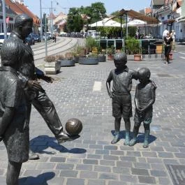 Puskás Ferenc szoborcsoport Budapest - Külső kép