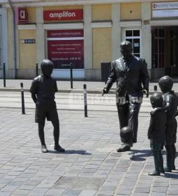 Puskás Ferenc szoborcsoport