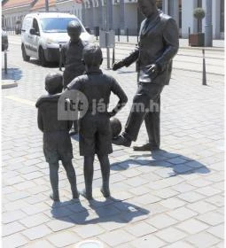 Puskás Ferenc szoborcsoport