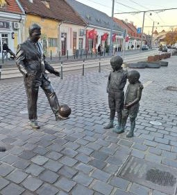 Puskás Ferenc szoborcsoport