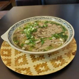 Quán Nón Vietnámi Étterem - Erzsébet tér Budapest - Étel/ital