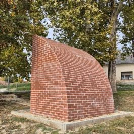 Radnóti Miklós emlékmű, Pannonhalma - Külső kép