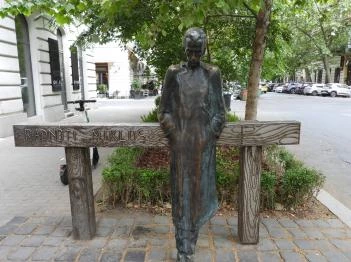 Radnóti Miklós szobor Budapest
