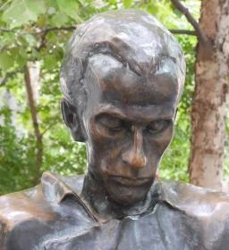 Radnóti Miklós szobor