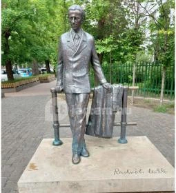 Radnóti Miklós szobra