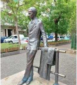 Radnóti Miklós szobra