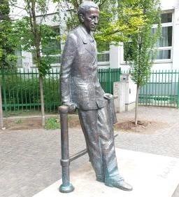 Radnóti Miklós szobra