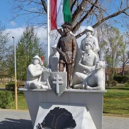 Rongyos Gárda-emlékmű Ásotthalom - Külső kép