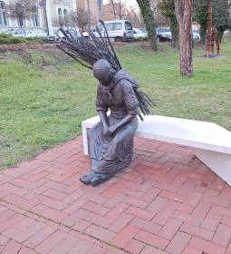 Rőzsehordó nő-szobor