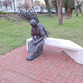 Rőzsehordó nő-szobor Békéscsaba - Külső kép