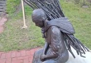 Rőzsehordó nő-szobor Békéscsaba