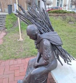 Rőzsehordó nő-szobor