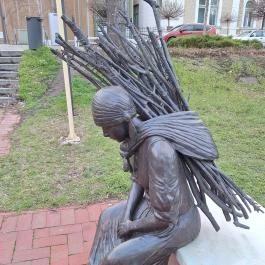 Rőzsehordó nő-szobor Békéscsaba - Külső kép