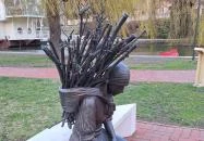 Rőzsehordó nő-szobor Békéscsaba