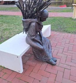 Rőzsehordó nő-szobor