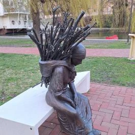 Rőzsehordó nő-szobor Békéscsaba - Külső kép