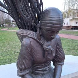 Rőzsehordó nő-szobor Békéscsaba - Egyéb