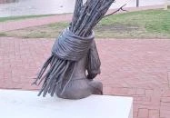 Rőzsehordó nő-szobor Békéscsaba