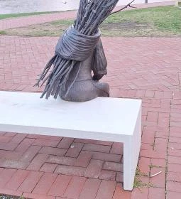 Rőzsehordó nő-szobor