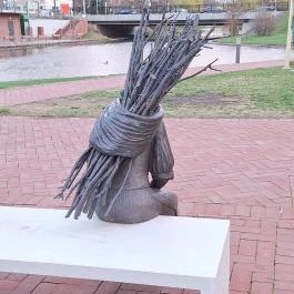 Rőzsehordó nő-szobor Békéscsaba - Külső kép