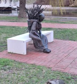 Rőzsehordó nő-szobor