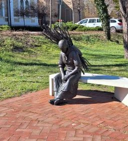 Rőzsehordó nő-szobor