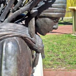 Rőzsehordó nő-szobor Békéscsaba - Egyéb