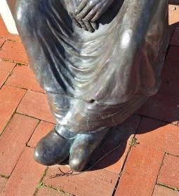 Rőzsehordó nő-szobor