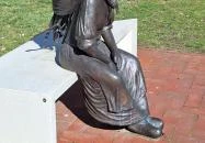 Rőzsehordó nő-szobor Békéscsaba