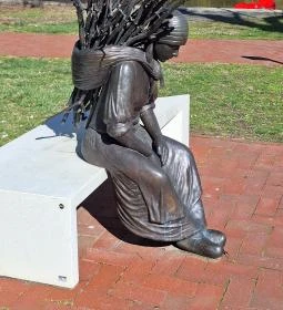 Rőzsehordó nő-szobor