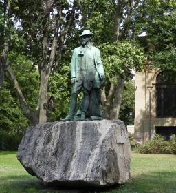 Rudolf trónörökös szobra