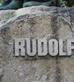 Rudolf trónörökös szobra