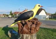 Sárgarigó-szobor Buják