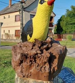 Sárgarigó-szobor