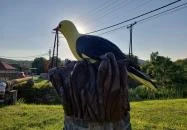 Sárgarigó-szobor Buják