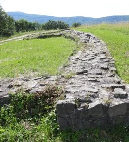 Sibrik-dombi római erőd és ispáni vár romjai