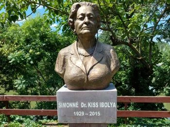 Simonné dr. Kiss Ibolya mellszobra Szarvas