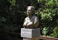 Simonné dr. Kiss Ibolya mellszobra Szarvas