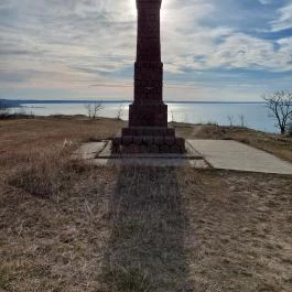 Soós Lajos emlékoszlop, Balatonkenese - Külső kép