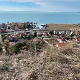 Soós Lajos emlékoszlop, Balatonkenese - Külső kép