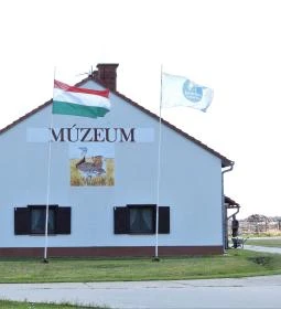 Sterbetz István Túzokvédelmi Látogatóközpont KMNP