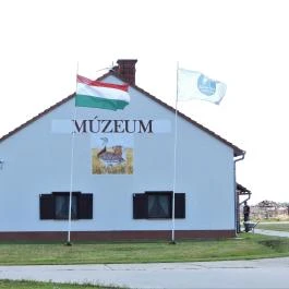 Sterbetz István Túzokvédelmi Látogatóközpont KMNP Dévaványa - Külső kép