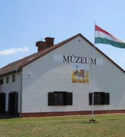 Sterbetz István Túzokvédelmi Látogatóközpont KMNP