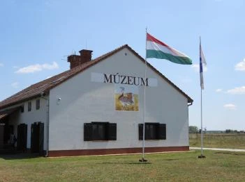 Sterbetz István Túzokvédelmi Látogatóközpont KMNP Dévaványa