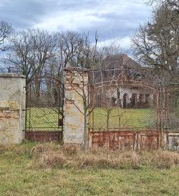 Strasszer-kastély romjai