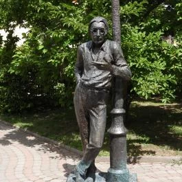 Szabó Lőrinc szobra Debrecen - Külső kép