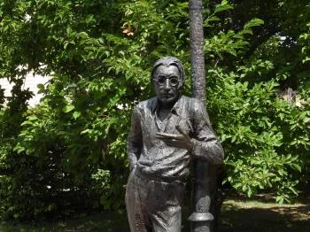 Szabó Lőrinc szobra Debrecen