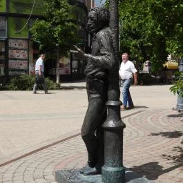 Szabó Lőrinc szobra Debrecen - Külső kép