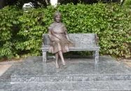 Szabó Magda szobra Debrecen